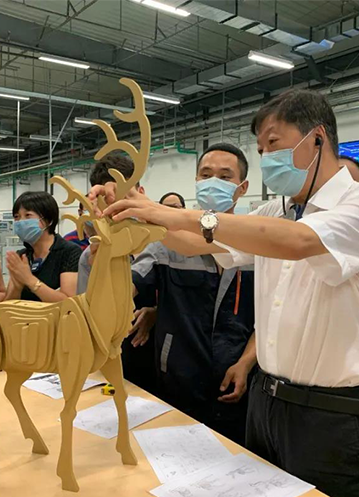 省人大常委會副主任、省總工會主席宋希斌蒞臨森鷹指導(dǎo)調(diào)研、觀摩工匠大賽